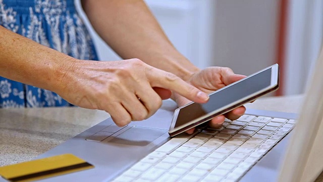 女人网上购物用信用卡，手机，笔记本电脑。首页视频素材
