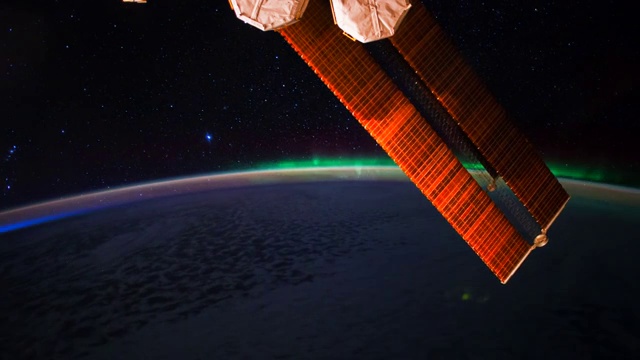 地球上飄渺的彩色燈光在天空中閃爍。從國際空間站的角度來看太陽系中我們的家園星球的自然美景視頻下載