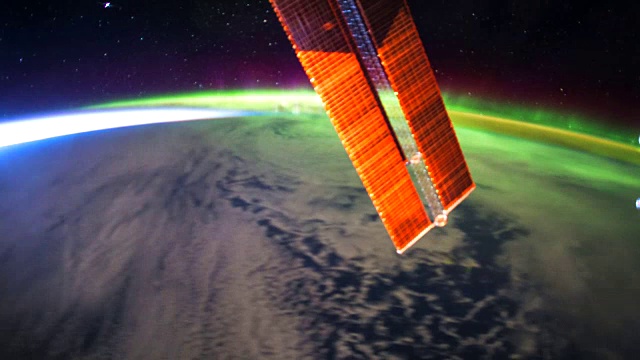地球上飘渺的彩色灯光在天空中闪烁。从国际空间站的角度来看太阳系中我们的家园星球的自然美景视频素材