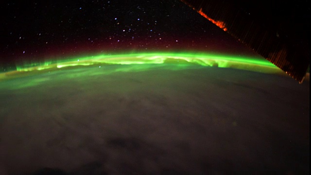 地球上飘渺的彩色灯光在天空中闪烁。从国际空间站的角度来看太阳系中我们的家园星球的自然美景视频素材