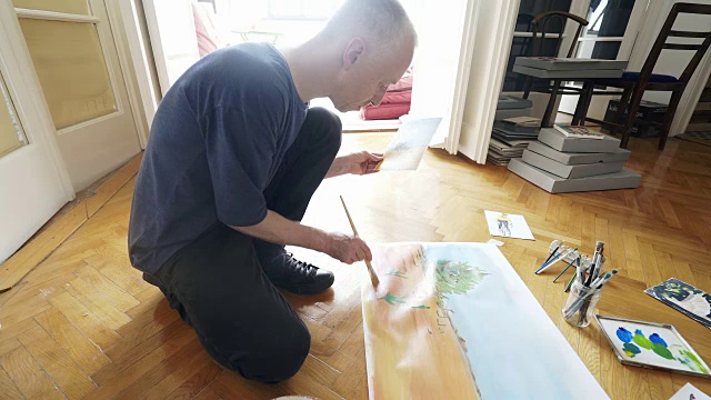 美术老师正在画新画。视频下载