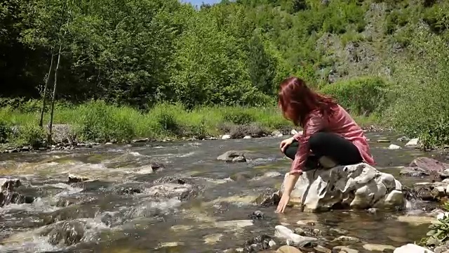 那个女孩独自坐在河边视频下载