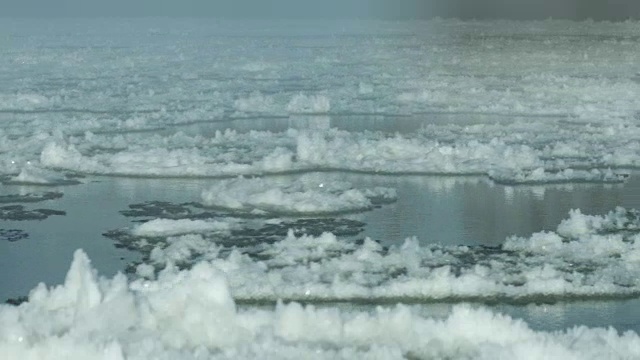 冻结的河流开始解冻视频素材
