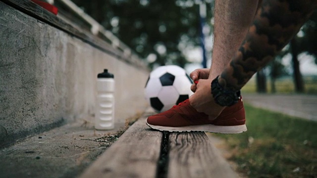 足球运动员在系他的足球鞋视频下载