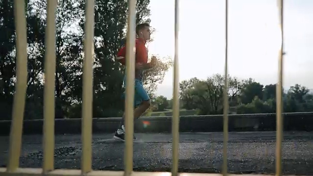 跑步的年轻运动员视频素材