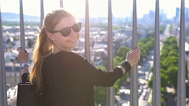 一名女子在巴黎的凯旋门上欣赏美景视频素材