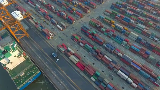 航拍:工业港口和集装箱船视频素材