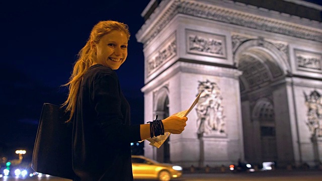 巴黎凯旋门前的一名女子对着镜头微笑视频下载
