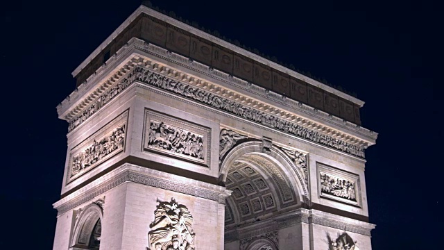 晚上巴黎凯旋门上的交通变得清晰可见视频下载