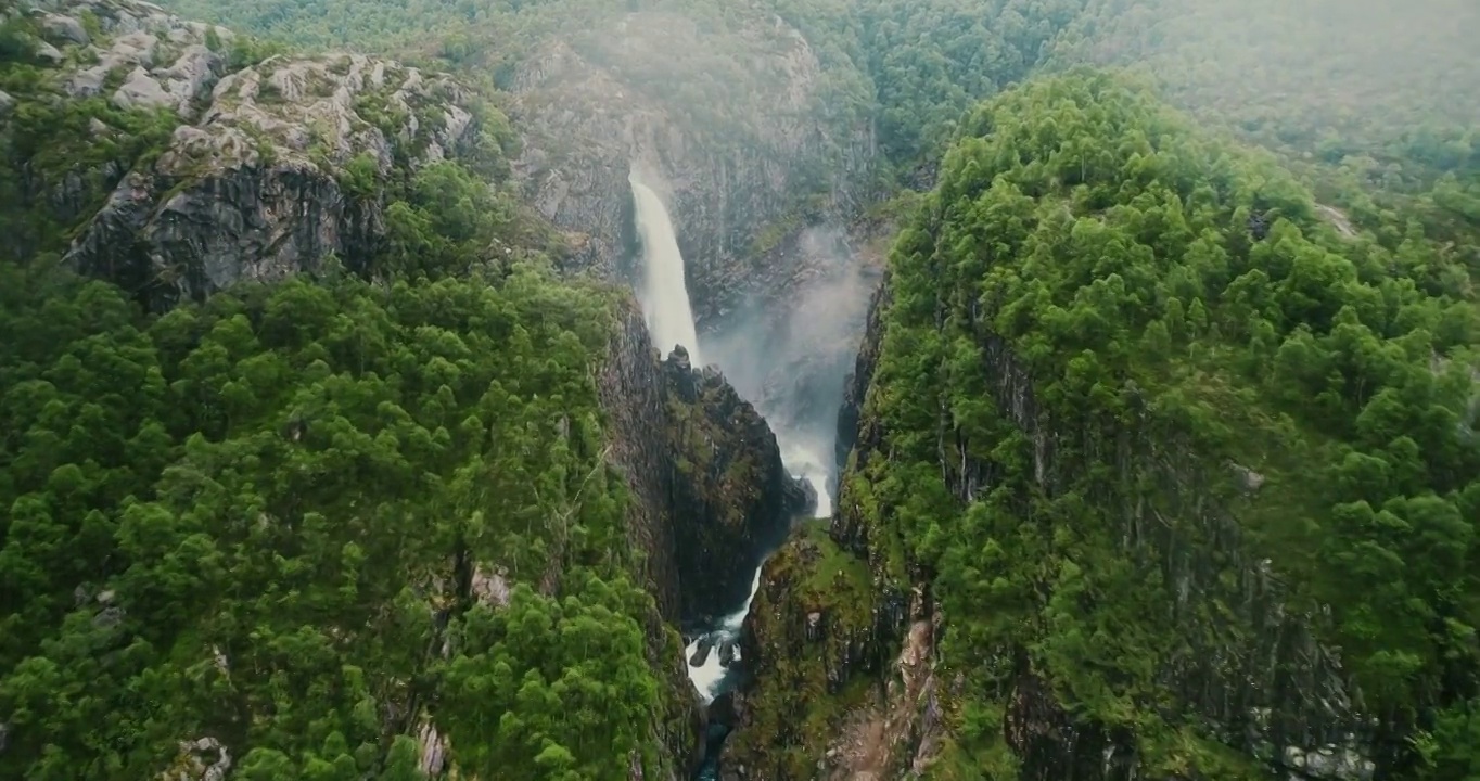 Voringfossen瀑布和河流的风景鸟瞰图视频购买