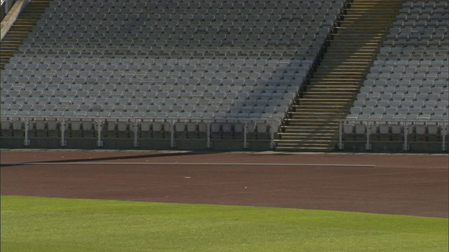 WS运动员在空旷的体育场跑步/谢菲尔德，英格兰视频下载