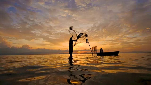 慢鏡頭:當地漁民在晨曦中工作的生活方式。視頻下載