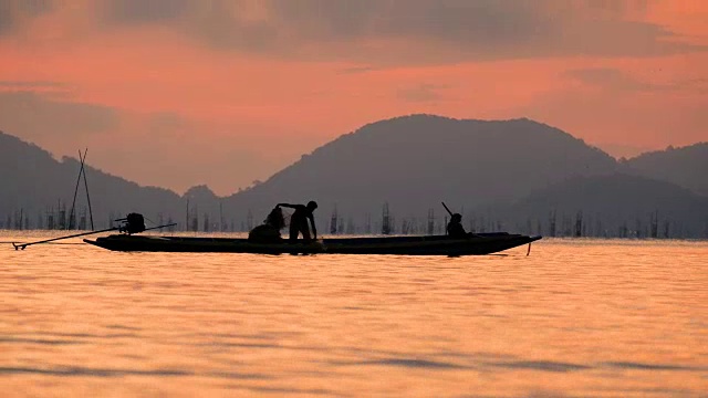 当地渔民的生活方式是在清晨日出时工作。视频下载