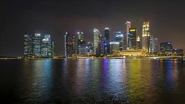在新加坡滨海湾的夜晚视频素材