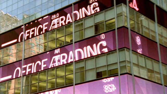 微软时代广场办公大楼的屏幕上浮动的文字和数字/纽约市视频下载