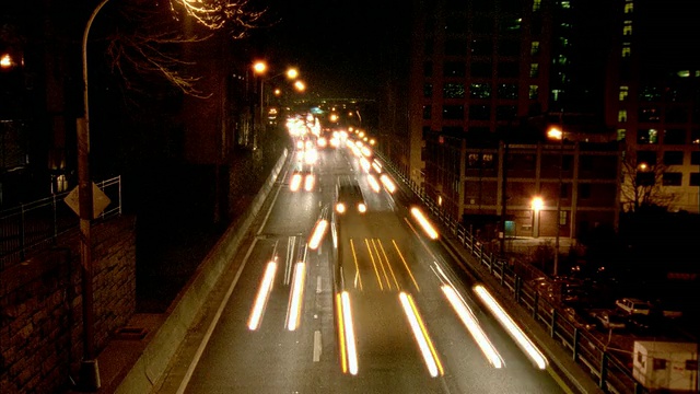纽约市夜间高速公路上的交通视频素材