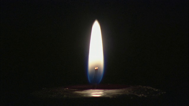 CU蜡烛在黑色背景下闪烁直至熄灭/美国纽约长岛视频下载