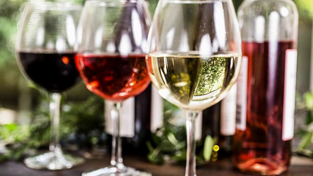 各种葡萄酒的选择，葡萄酒品酒活动的瓶子在酒厂。视频素材