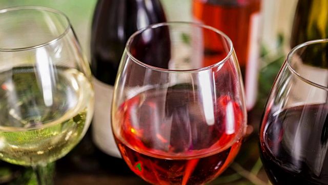 各种葡萄酒的选择，葡萄酒品酒活动的瓶子在酒厂。视频素材
