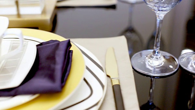现代餐厅餐桌上的日式餐具视频下载