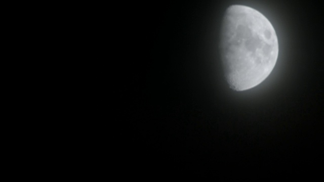 云和雾霾扭曲了北半球上半轮大而明亮的月亮视频素材