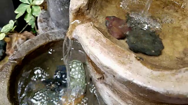 花园里喷泉的录像。视频素材