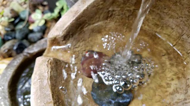 花园饮水机的视频、音频。视频素材