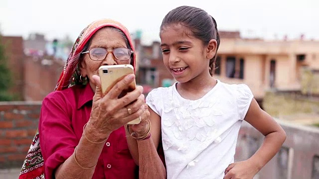 老奶奶和她的孙女玩手机视频下载
