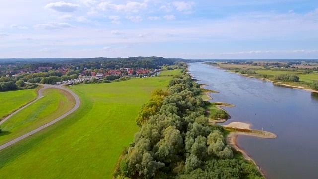 易北河和生物圈保护区“Niedersächsische Elbtalaue”的鸟瞰图在下萨克森州，德国视频素材