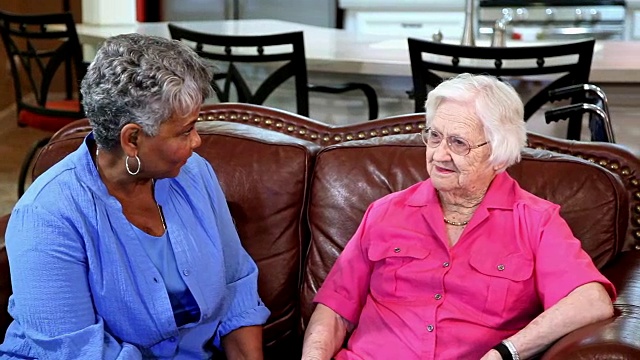 老年妇女朋友在辅助生活社区。视频素材