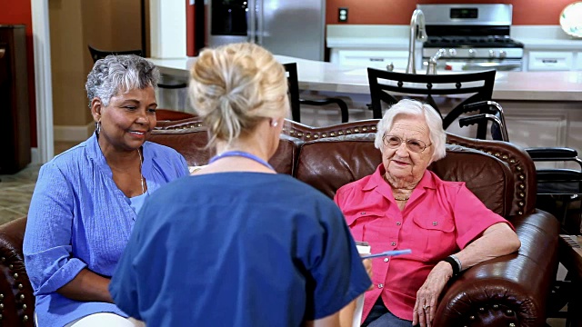 家庭护理护士评估养老院的成年老年病人。视频素材