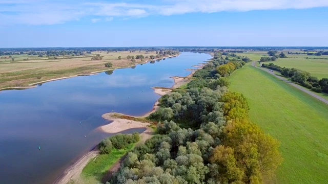 鸟瞰图生物圈保护区“Niedersächsische Elbtalaue”和易北河附近的Hitzacker在德国下萨克森视频下载
