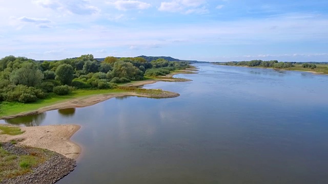 鸟瞰图Niedersächsische Elbtalaue和易北河在下萨克森州，德国视频素材
