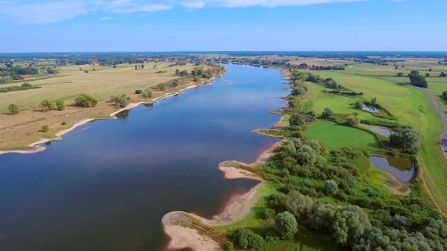 德国下萨克森州生物圈保护区“Niedersächsische Elbtalaue”和易北河鸟瞰图视频下载