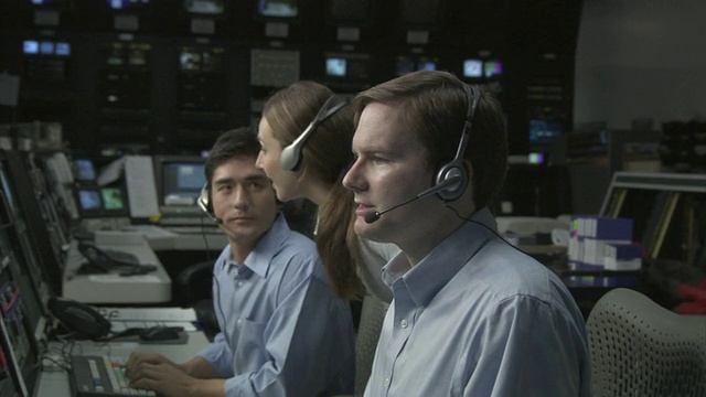 在美国加州卡尔弗城电视演播室，女士与两位商人握手拥抱视频素材