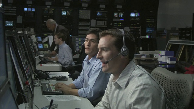 美国加州卡尔弗城，微软经理在电视演播室控制室向三位商人祝贺视频素材