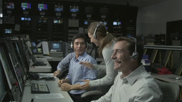 美国加州卡尔弗城电视演播室，微软董事向商人祝贺视频素材