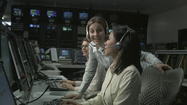 美国加州卡尔弗城，电视演播室，微软董事向两位女商人祝贺视频素材