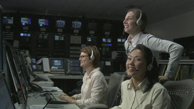 美国加州卡尔弗城，电视演播室，微软董事向两位女商人祝贺视频素材