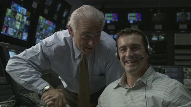 两名商人在电视演播室控制室握手，美国加州卡尔弗城视频素材