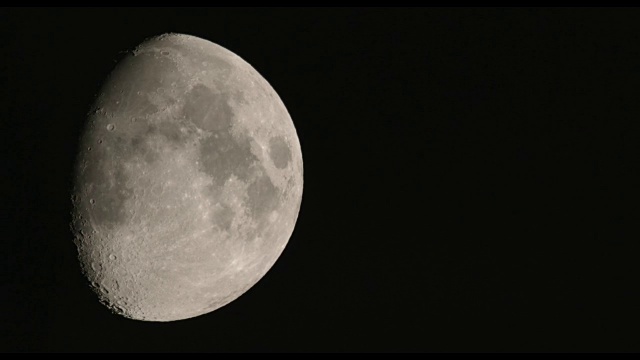 沙漠中巨大的娥眉半月视频素材