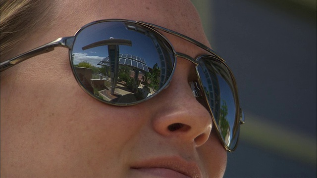 洛杉矶CU ZO太阳能电池板反射在一名妇女的太阳镜在春天保存/拉斯维加斯，内华达州，美国视频下载
