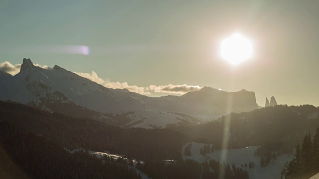 太阳在雪山之上移动视频素材