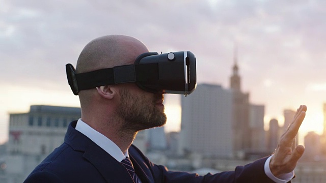 商人在屋顶上戴着虚拟现实眼镜视频素材