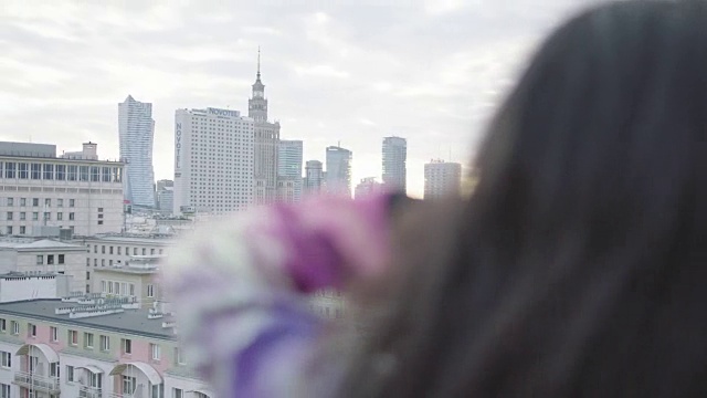 站在屋顶上的亚洲女人视频素材