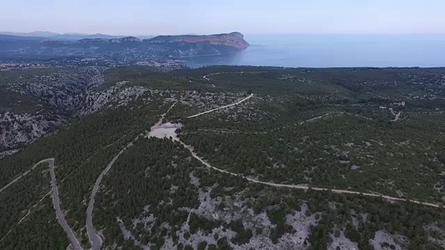 法国南部地中海沿岸的海上和公路鸟瞰图视频素材