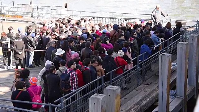 美国，纽约:在东河上，游客们排着队去自由女神像视频下载