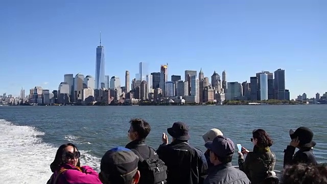 纽约，美国:城市天际线，从旅游游轮上看。这个著名的地方是这个大都市的旅游景点视频下载