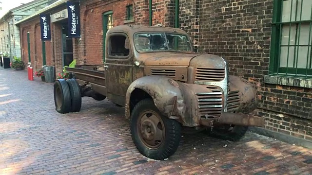 加拿大多伦多:酿酒厂区废弃的旧卡车是著名的旅游景点视频下载