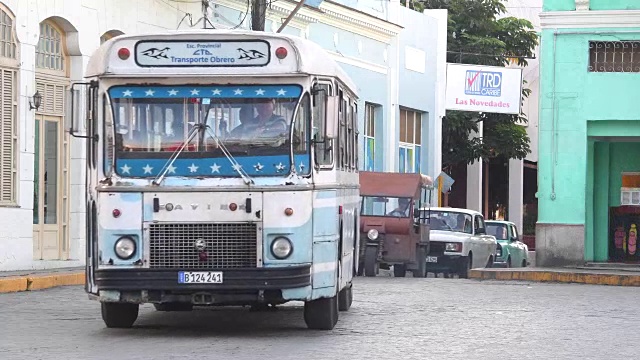 圣克拉拉，古巴:在维拉克拉拉省的省会城市建立拍摄与各种旧汽车交通和日常生活方式视频下载
